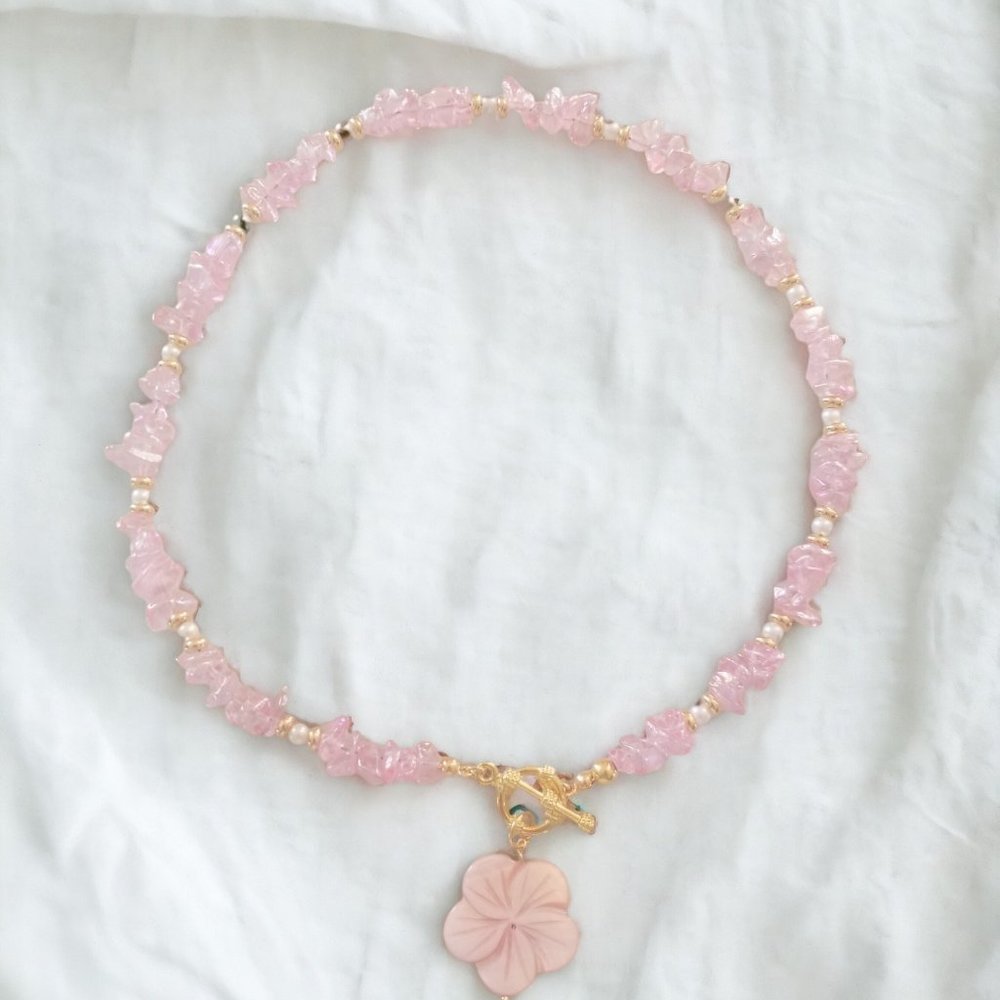 Pretty in Pink. Dainty beaded Pink Mother-of-pearl flower shell beaded choker.